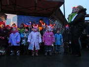 Vystoupení  dětí při rozsvícení stromu na Vlkavě, jarmark